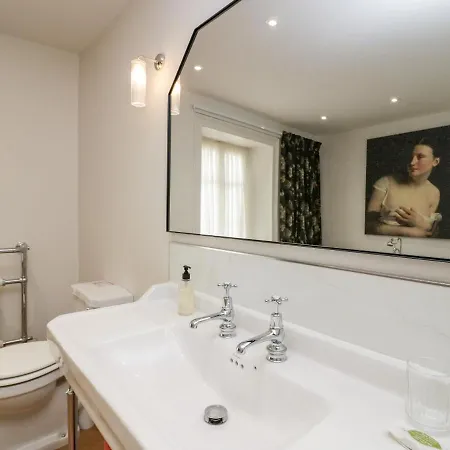 Penny Bridge House אולברסטון